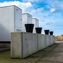 Betonblokken toegepast als omkasting voor installaties op verhard buitenterrein