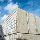 Detail van gestapelde betonblokken met wapening zichtbaar voor stevige constructie