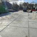 Aangelegd terrein met gelegde betonplaten geschikt voor zwaar verkeer en bouwactiviteiten
